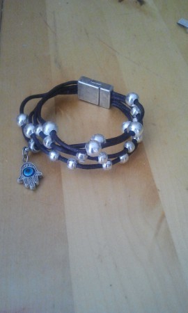 B-CUER 10 : Pulsera de cuero negro , bolas plateadas y mano de Fátima